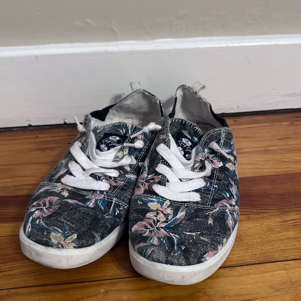 Roxy Surf Shoes Size 8